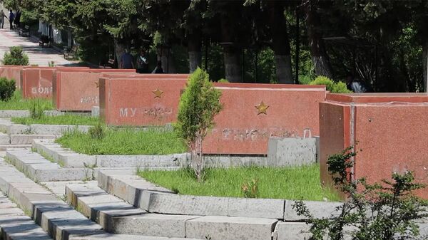 Вандалы сломали надписи городов-героев в мемориальном комплексе Мать-Армения в Гюмри - Sputnik Армения