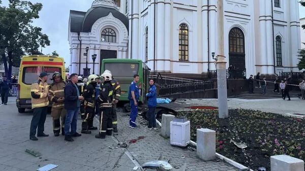 Сотрудники экстренных служб на месте происшествия (10 июня 2026). Екатеринбург - Sputnik Армения