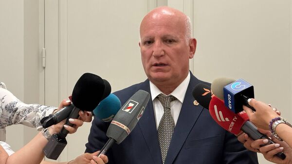 Председатель комиссии по регулированию общественных услуг Месроп Месропян отвечает на вопросы журналистов в Национальном собрании (11 июня 2026). Еревaн - Sputnik Армения