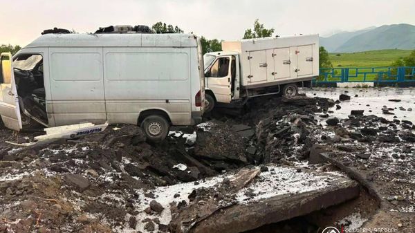 Последствия обрушения моста на трассе Ереван-Севан из-за удара молнии (11 июня 2026). Чаренцаван - Sputnik Армения