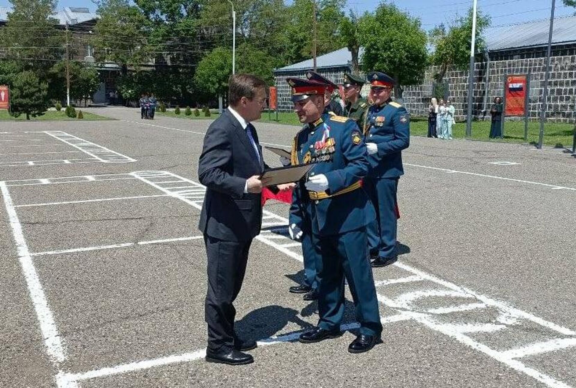 Генеральный консул России в Гюмри Игорь Титов принял участие в торжественных мероприятиях на 102-й российской военной базе, посвященных Дню России (12 июня 2026). Гюмри - Sputnik Արմենիա, 1920, 12.06.2026