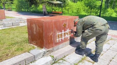 Военнослужащие РФ восстанавливают позолоченные буквы, сорванные накануне с названий городов-героев ВОВ в гюмрийском мемориале "Мать Армения"