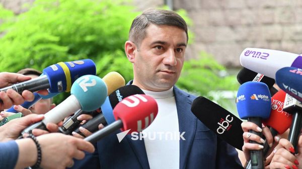 Наири Саркисян отвечает на вопросы журналистов у здания ЦИК (14 июня 2026). Еревaн - Sputnik Армения