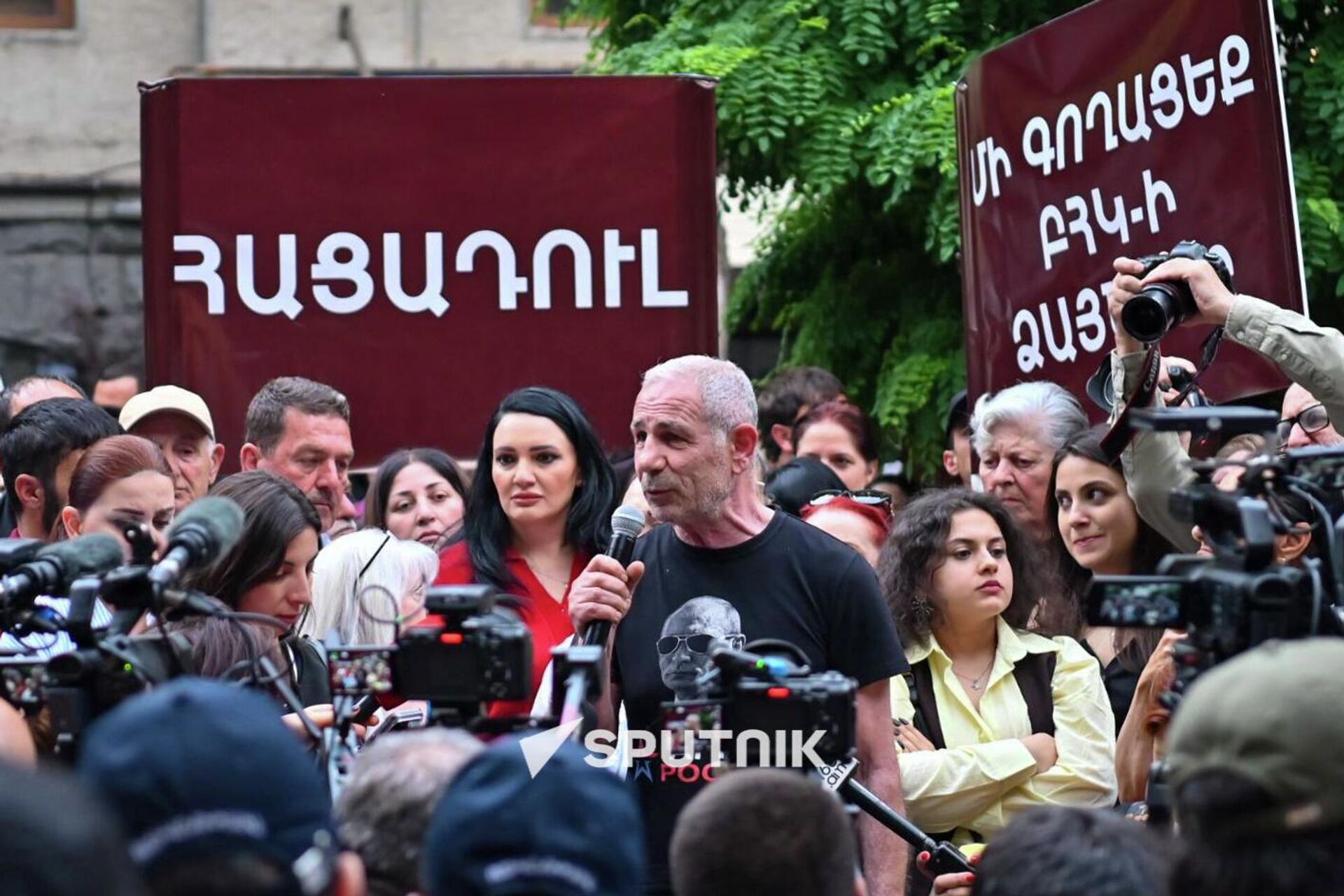 Исраел Акопкохян выступает с речью во время митинга оппозиционных партий у здания ЦИК (14 июня 2026). Еревaн - Sputnik Արմենիա, 1920, 14.06.2026