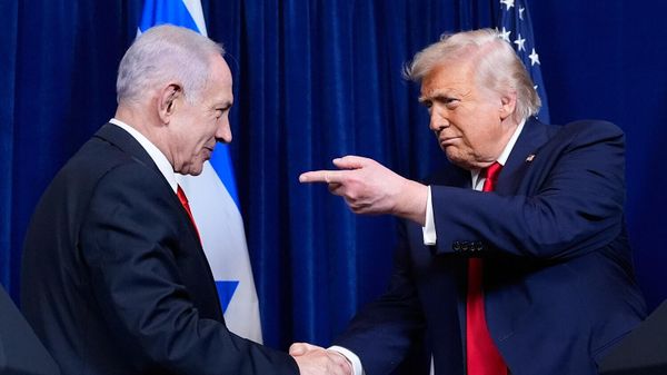 Президент США Дональд Трамп пожимает руку премьер-министру Израиля Биньямину Нетаньяху во время пресс-конференции (29 декабря 2025). Палм-Бич - Sputnik Армения