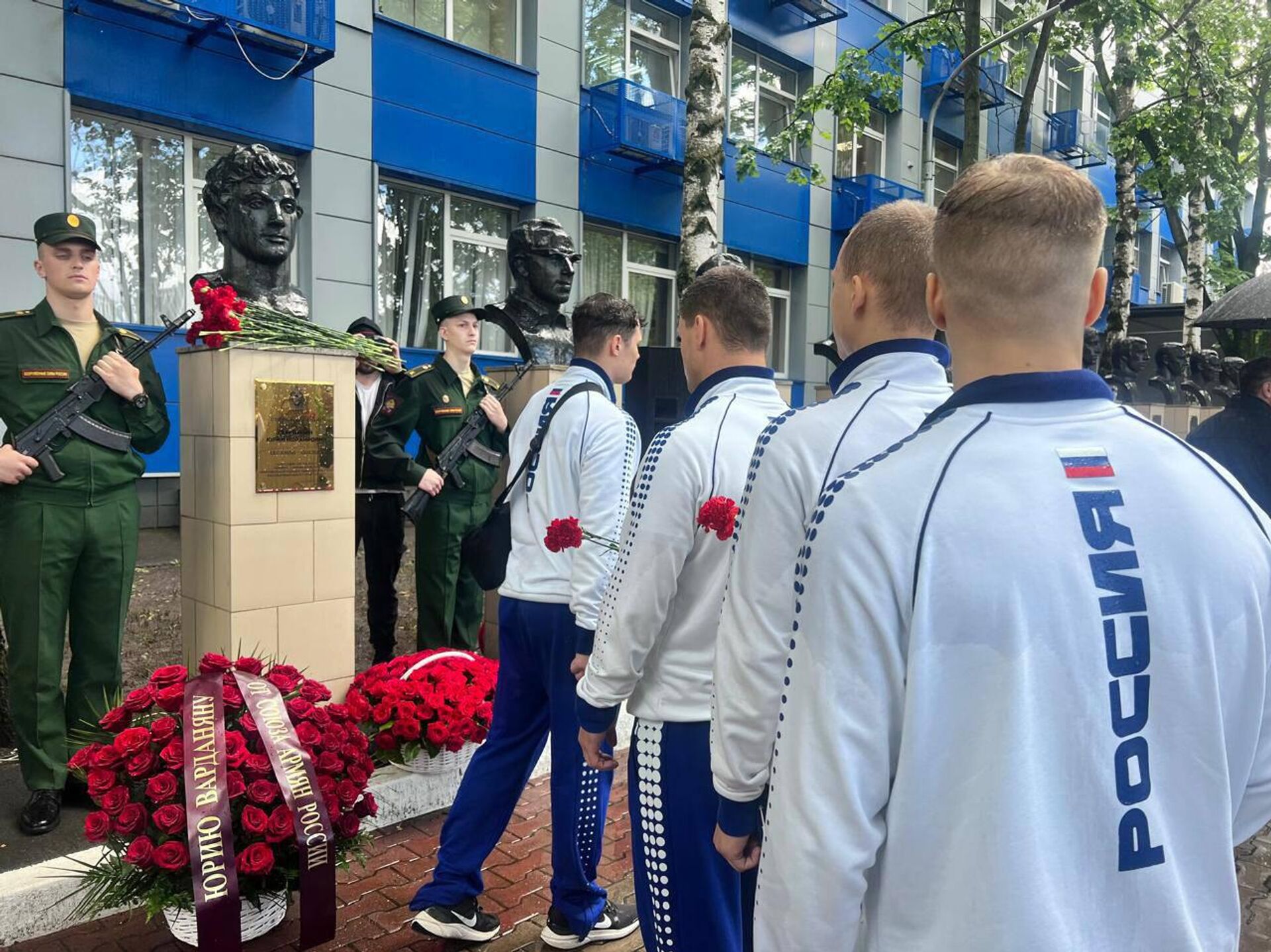 На аллее спортивной славы ЦСКА почтили память 43-кратного рекордсмена мира прославленного армейского тяжелоатлета Юрия Варданяна - Sputnik Արմենիա, 1920, 16.06.2026