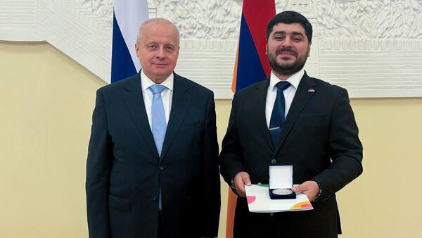 Посол России Сергей Копыркин от имени Президента РФ вручил члену молодежного крыла КСОРС Армении Тиграну Малхасяну памятную медаль (17 июня 2026). Еревaн - Sputnik Армения