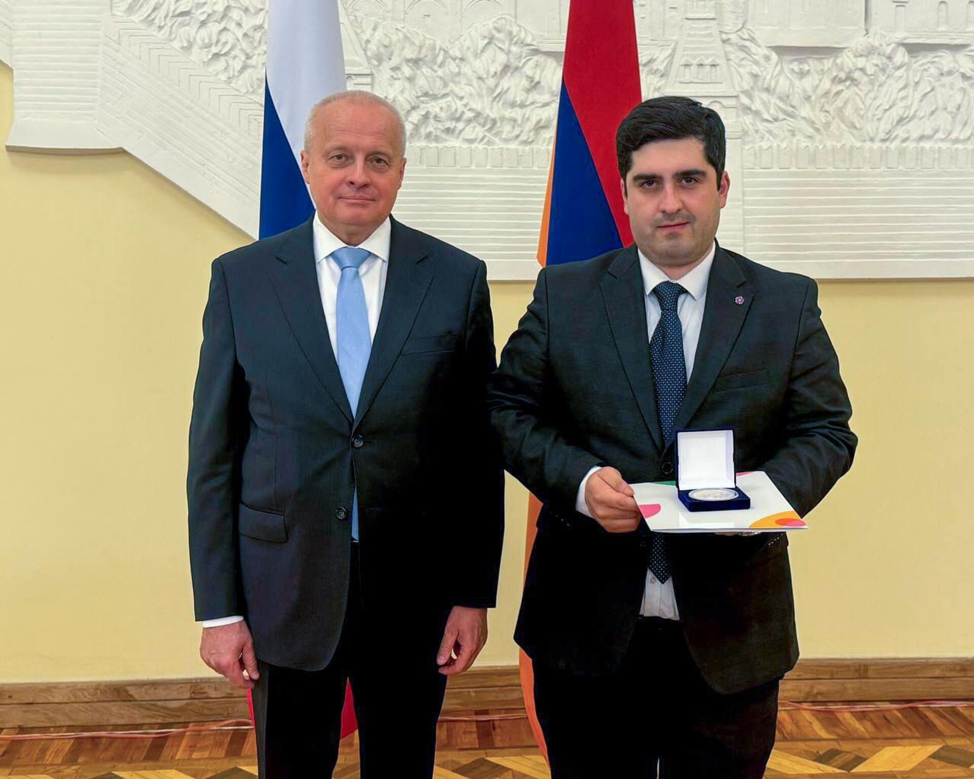 Посол России Сергей Копыркин от имени Президента РФ вручил координатору Всемирного фестиваля молодежи Айку Дерзяну памятную медаль (17 июня 2026). Еревaн - Sputnik Արմենիա, 1920, 17.06.2026