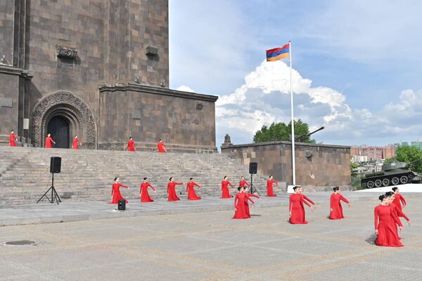 «Հերոսները չեն մեռնում» դպրոցական լավագույն շարադրությունների ժողովածուի շնորհանդեսը Երևանում - Sputnik Արմենիա