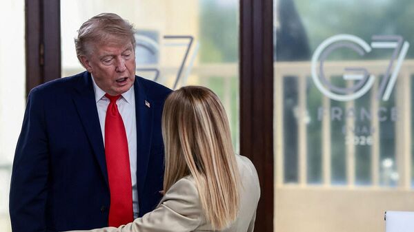 Президент США Дональд Трамп беседует с премьер-министром Италии Джорджией Мелони во время рабочего обеда с лидерами стран Большой семерки и Ближнего Востока (16 июня 2026). Эвиан-ле-Бен - Sputnik Армения