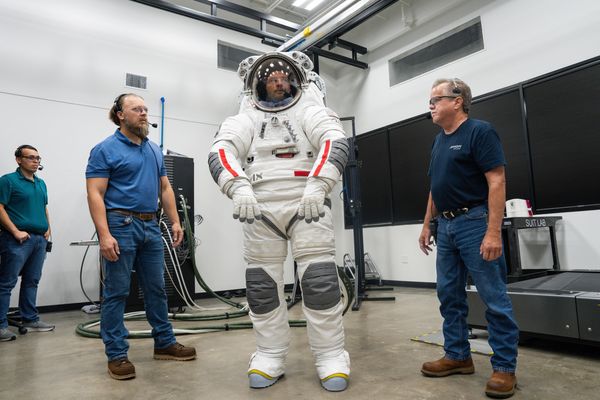 Трэвис Купер в прототипе скафандра, разработанного совместно с Prada - Sputnik Армения