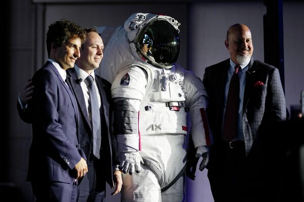 Президент Axiom Space Мэтт Ондлер (справа), директор по маркетингу Prada Group Лоренцо Бертелли (слева) и исполнительный вице-президент Axiom Рассел Ралстон  - Sputnik Армения