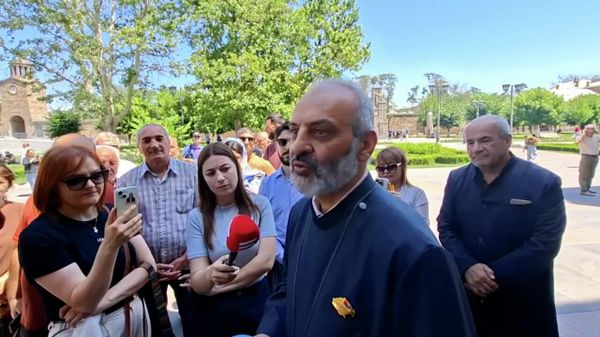 Баграт Галстанян отвечает на вопросы журналистов (21 июня 2026). Эчмиадзин - Sputnik Армения