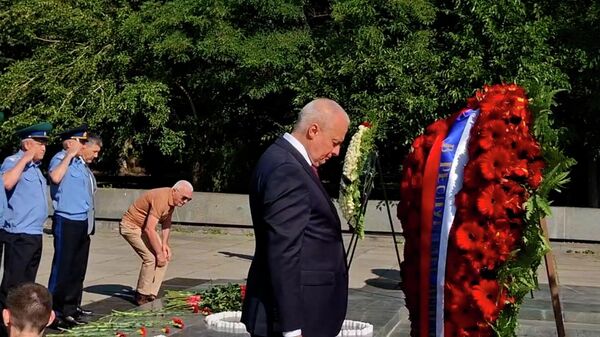 Հիշատակի և սգո օր. ՌԴ դեսպանը ծաղիկներ է խոնարհել Երևանի Հաղթանակի զբոսայգում - Sputnik Արմենիա
