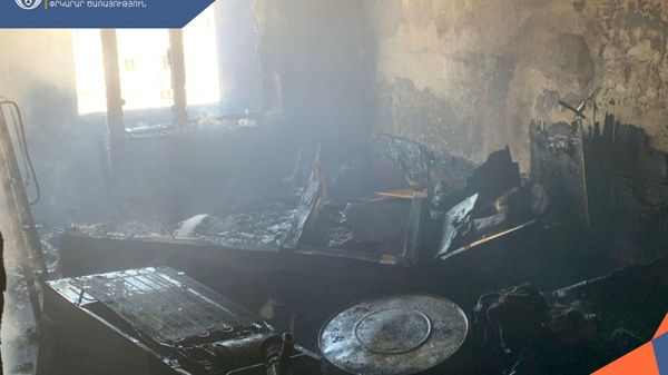 Сгоревшая квартира в здании на улице Вильнюса (22 июня 2026). Еревaн - Sputnik Армения