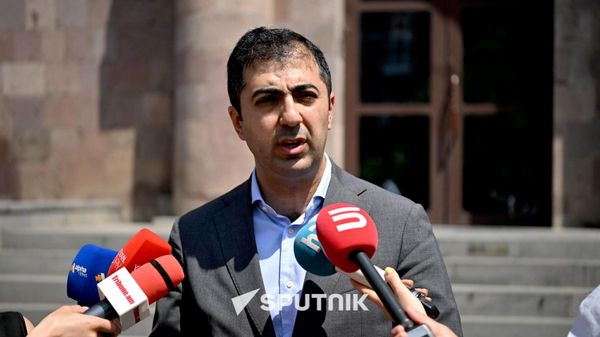 Адвокат Арам Орбелян отвечает на вопросы журналистов у здания Апелляционного гражданского суда (24 июня 2026). Еревaн - Sputnik Армения