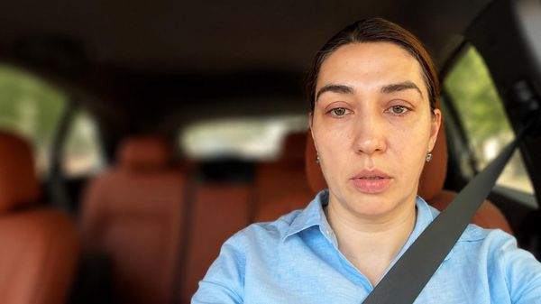 Отредактированный ИИ кадр из видеообращения жены Аветика Чалабяна Анаит Адамян - Sputnik Армения