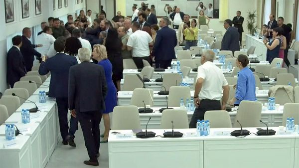 Кадр потасовки во время заседания Совета старейшин Еревана от 23 июня 2026 года - Sputnik Армения