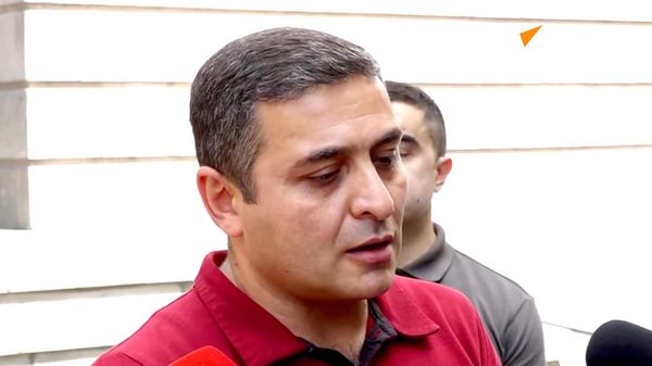 Իշխանությունը Չալաբյանին մեկուսացնելու խնդիր է դրել, դատարանի մոտ լրագրողների հետ զրույցում ասաց «ՀայաՔվեի» անդամ Մենուա Սողոմոնյանը - Sputnik Արմենիա
