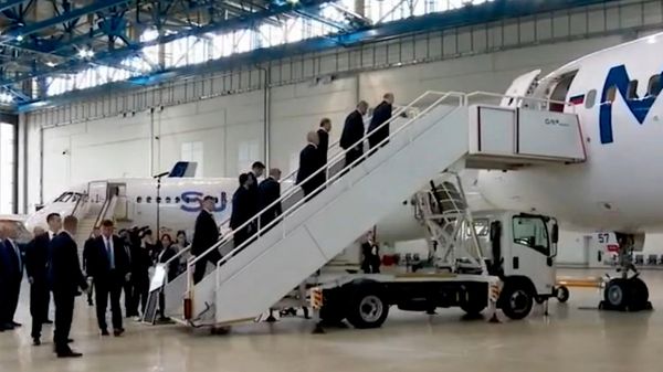 Путин осматривает образцы новой российской авиационной техники - Sputnik Армения