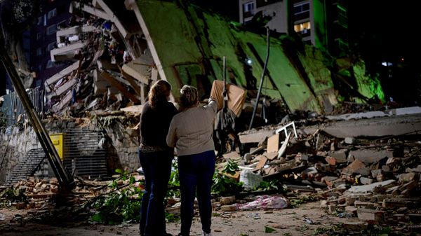 Люди стоят на месте обрушения здания после землетрясения в Каракасе, Венесуэла - Sputnik Армения