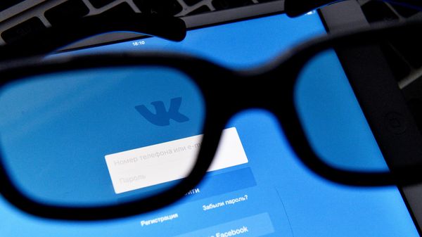 Страница социальной сети Вконтакте на экране планшета. - Sputnik Армения