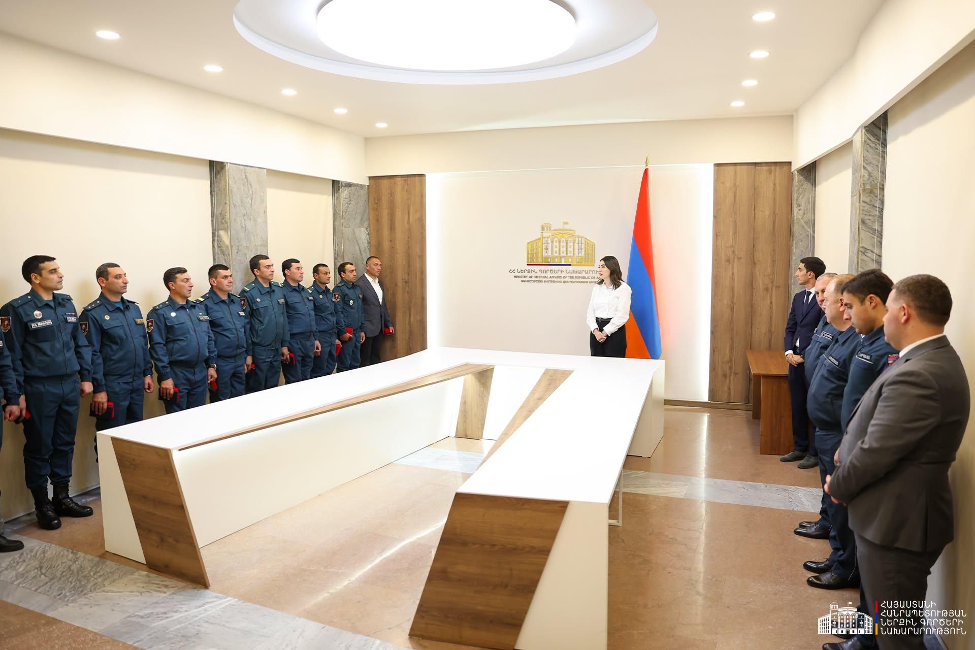 Министр внутренних дел Арпине Саркисян вручила награды водолазам из различных подразделений Спасательной службы, принимавшим активное участие в масштабных поисковых операциях на реке Памбак (25 июня 2026). Еревaн - Sputnik Արմենիա, 1920, 25.06.2026