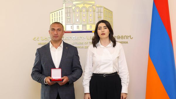ՆԳ նախարարը պարգևատրել է ջրասուզակ Վահե Մելքոնյանին - Sputnik Արմենիա