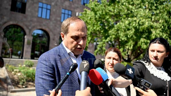 Адвокат Ара Зограбян общается с прессой после суда по делу Архиепископа Микаэла Аджапахяна (25 июня 2026). Еревaн - Sputnik Армения