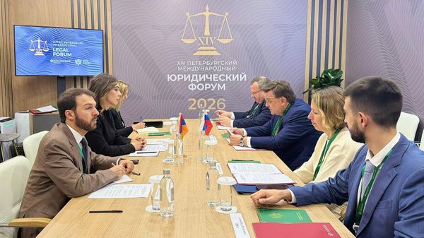 Встреча министров юстиции Армении и РФ Србуи Галян и Константина Чуйченко в рамках 14-го петербуржского международного юридического форума (26 мая 2026). Санкт-Петербург - Sputnik Армения