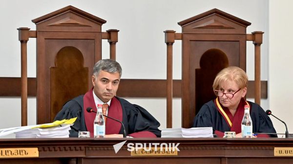 Судьи Эдгар Шатирян и Седа Сафарян во время рассмотрения жалоб оппозиционных сил, представленных в связи с выборами в Конституционном суде Армении (26 июня 2026). Еревaн - Sputnik Армения