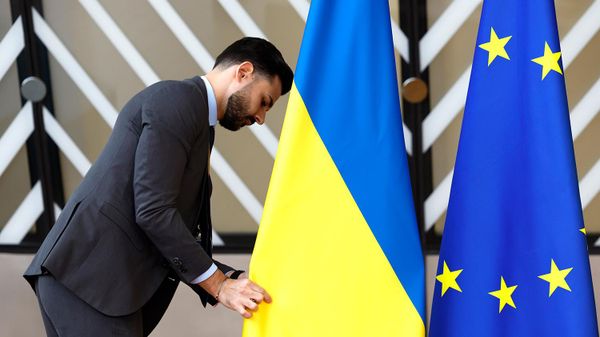 Сотрудник протокольной службы устанавливает флаги ЕС и Украины перед групповой фотографией на саммите ЕС (27 июня 2024). Брюссель - Sputnik Армения