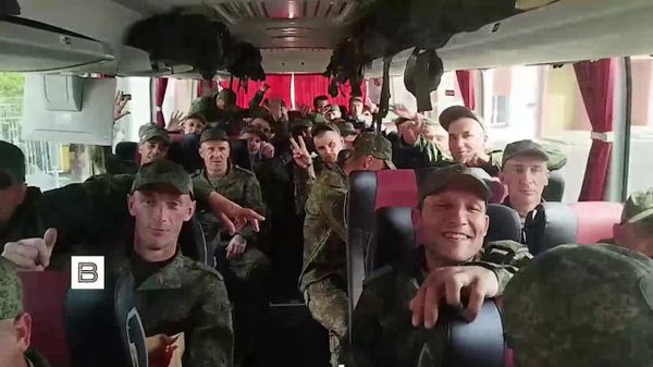 Кадры возвращения российских военнослужащих из украинского плена  - Sputnik Армения