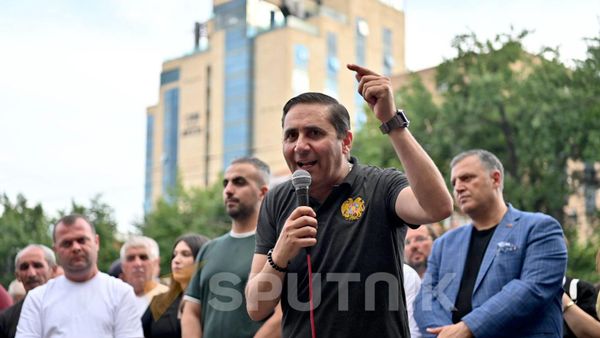 Арман Абовян выступает с речью на митинге у здания Конституционного суда (26 июня 2026). Еревaн - Sputnik Армения