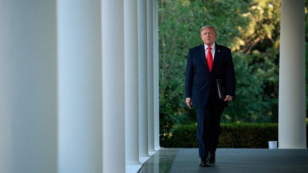 Президент США Дональд Трамп направляется к гостям во время ужина с фермерами в Розовом саду Белого дома (25 июня 2026). Вашингтон - Sputnik Արմենիա
