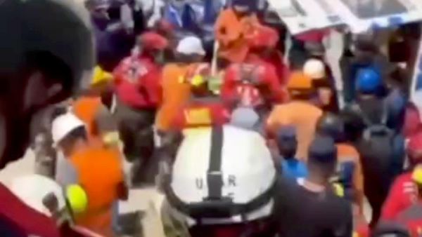 Выживших под завалами находят спустя трое суток после землетрясения в Венесуэле - Sputnik Армения