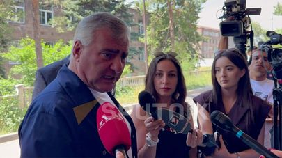 Самвел Карапетян отвечает на вопросы журналистов перед началом судебного заседания (30 июня 2026). Еревaн