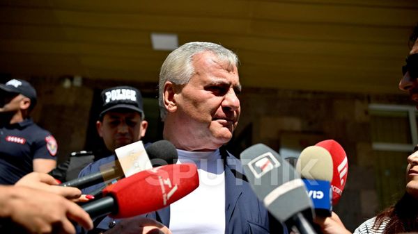 Самвел Карапетян отвечает на вопросы журналистов после судебного заседания (30 июня 2026). Еревaн Самвел Карапетян отвечает на вопросы журналистов после судебного заседания (30 июня 2026). Еревaн - Sputnik Армения