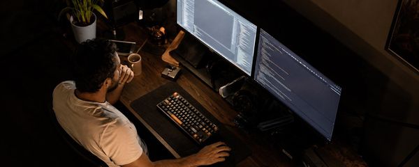 Сгенерированное ИИ изображение пользователя за компьютером Сгенерированное ИИ изображение пользователя за компьютером - Sputnik Армения