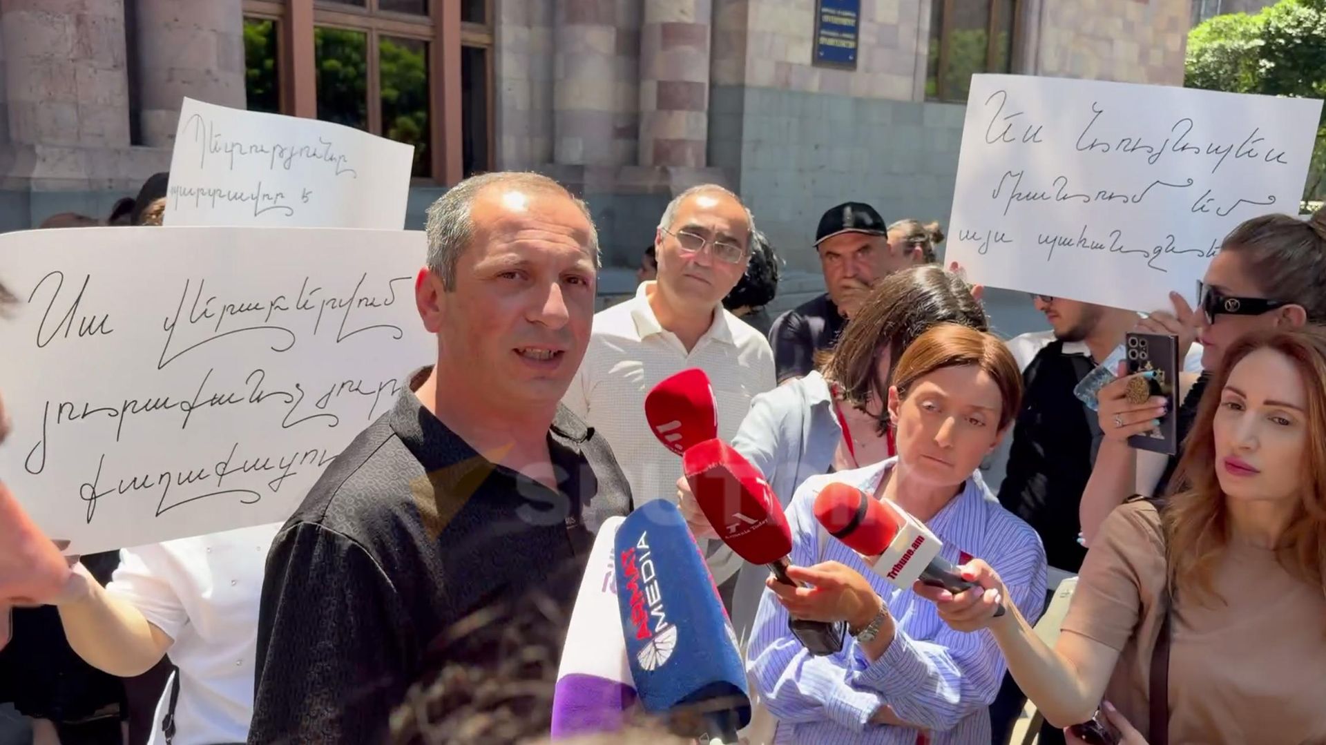 Правозащитник Мгер Карагёзян на акции протеста на площади Республики (1 июля 2026). Ереван - Sputnik Армения, 1920, 01.07.2026