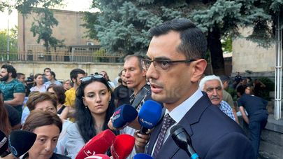 Адвокат Липарит Дрмеян отвечает на вопросы журналистов у здания Конституционного суда (26 июня 2026). Еревaн