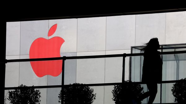 Женщина проходит мимо логотипа Apple - Sputnik Армения