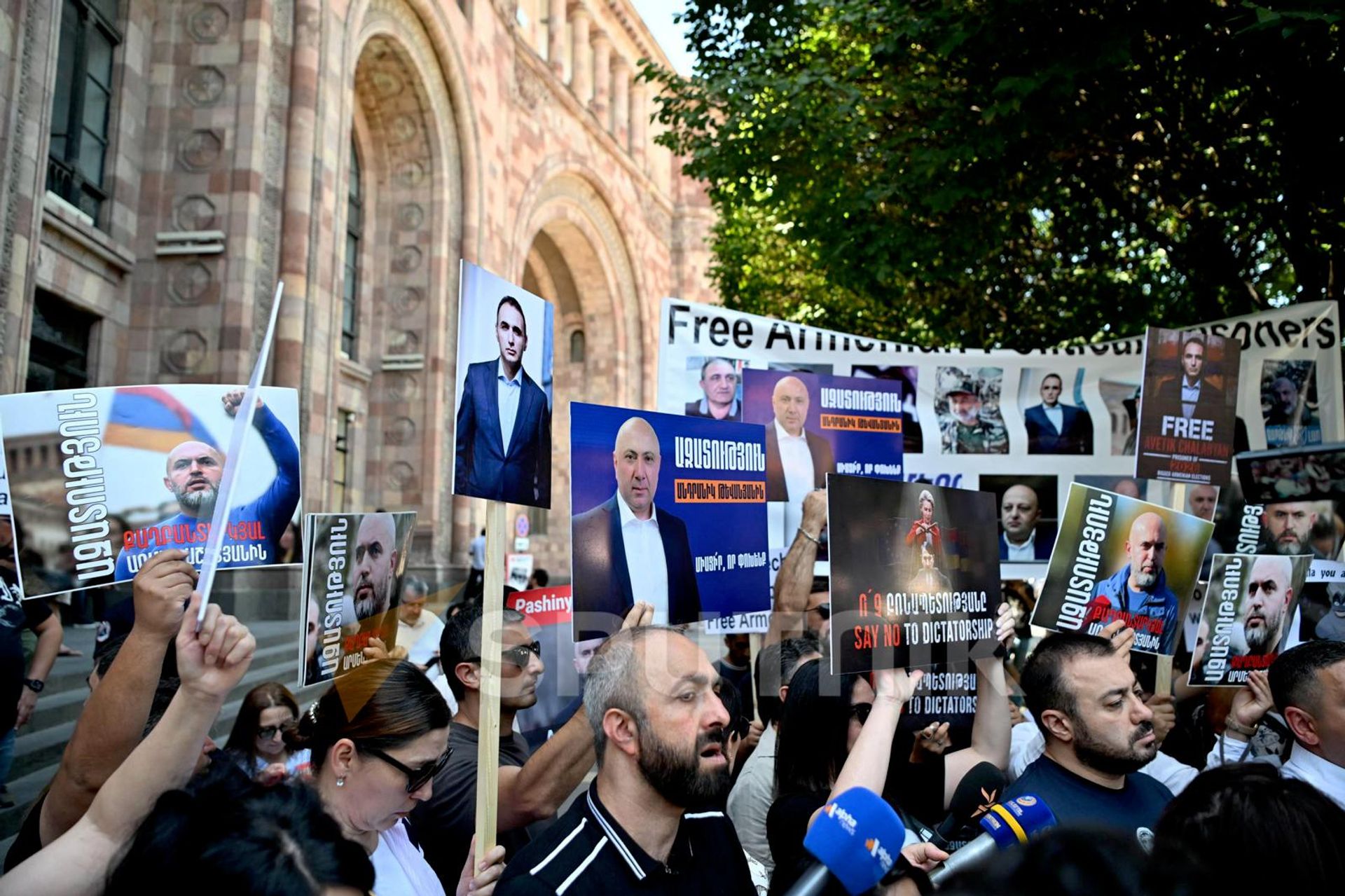 Объединение Айакве и партия Мать Армения проводят совместную акцию протеста с требованием освобождения политзаключенных (2 июля 2026). Еревaн - Sputnik Արմենիա, 1920, 02.07.2026