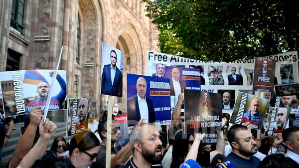 Объединение Айакве и партия Мать Армения проводят совместную акцию протеста с требованием освобождения политзаключенных (2 июля 2026). Еревaн - Sputnik Армения