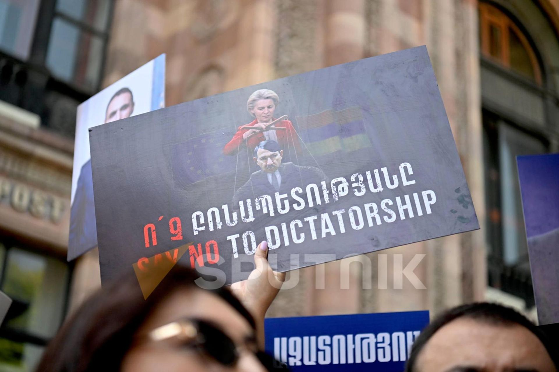 Объединение Айакве и партия Мать Армения проводят совместную акцию протеста с требованием освобождения политзаключенных (2 июля 2026). Еревaн - Sputnik Արմենիա, 1920, 02.07.2026