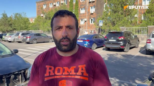 Бывший военнослужащий Арман Петросян отвечает на вопросы корреспондента Sputnik Армения у здания суда (2 июля 2026). Еревaн - Sputnik Армения