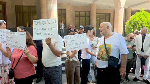Զեղծարարության զոհ դարձած քաղաքացիները պահանջում են ՔԿ նախագահի հրաժարականը - Sputnik Արմենիա