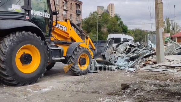 Мэрия Еревана демонтирует торговые палатки на рынке Гнуни (1 октября 2025). Еревaн Мэрия Еревана демонтирует торговые палатки на рынке Гнуни (1 октября 2025). Еревaн - Sputnik Армения