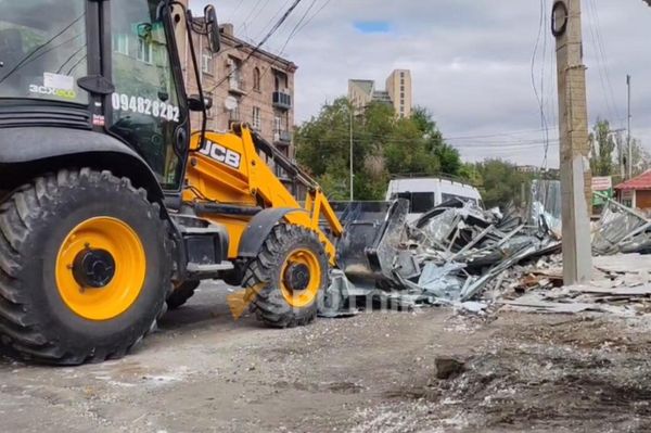 Мэрия Еревана демонтирует торговые палатки на рынке Гнуни (1 октября 2025). Еревaн Мэрия Еревана демонтирует торговые палатки на рынке Гнуни (1 октября 2025). Еревaн - Sputnik Армения