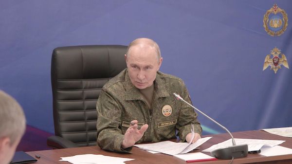 Президент РФ Владимир Путин посетил вспомогательный пункт управления Объединённой группировки войск - Sputnik Армения